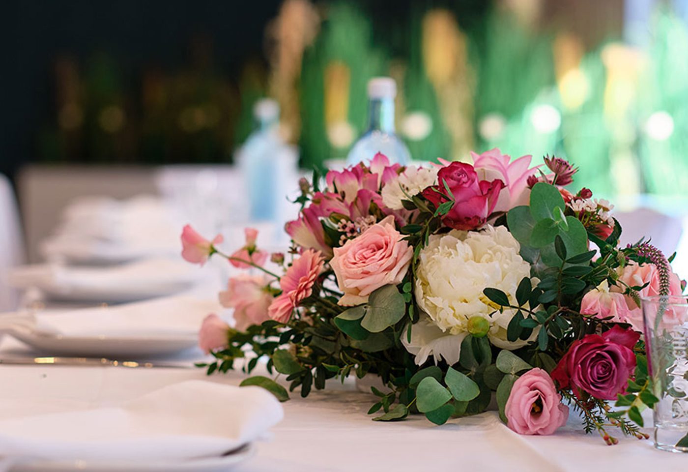UFERZONE Moritzburg - Hochzeitliche Blumendekoration auf Tisch