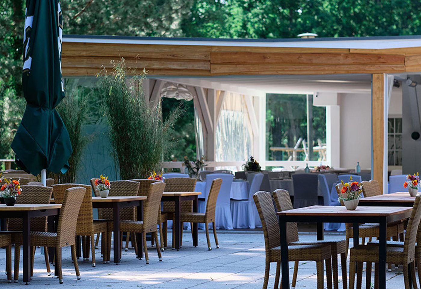 UFERZONE Moritzburg - Blick von der Terrasse in die Lodge